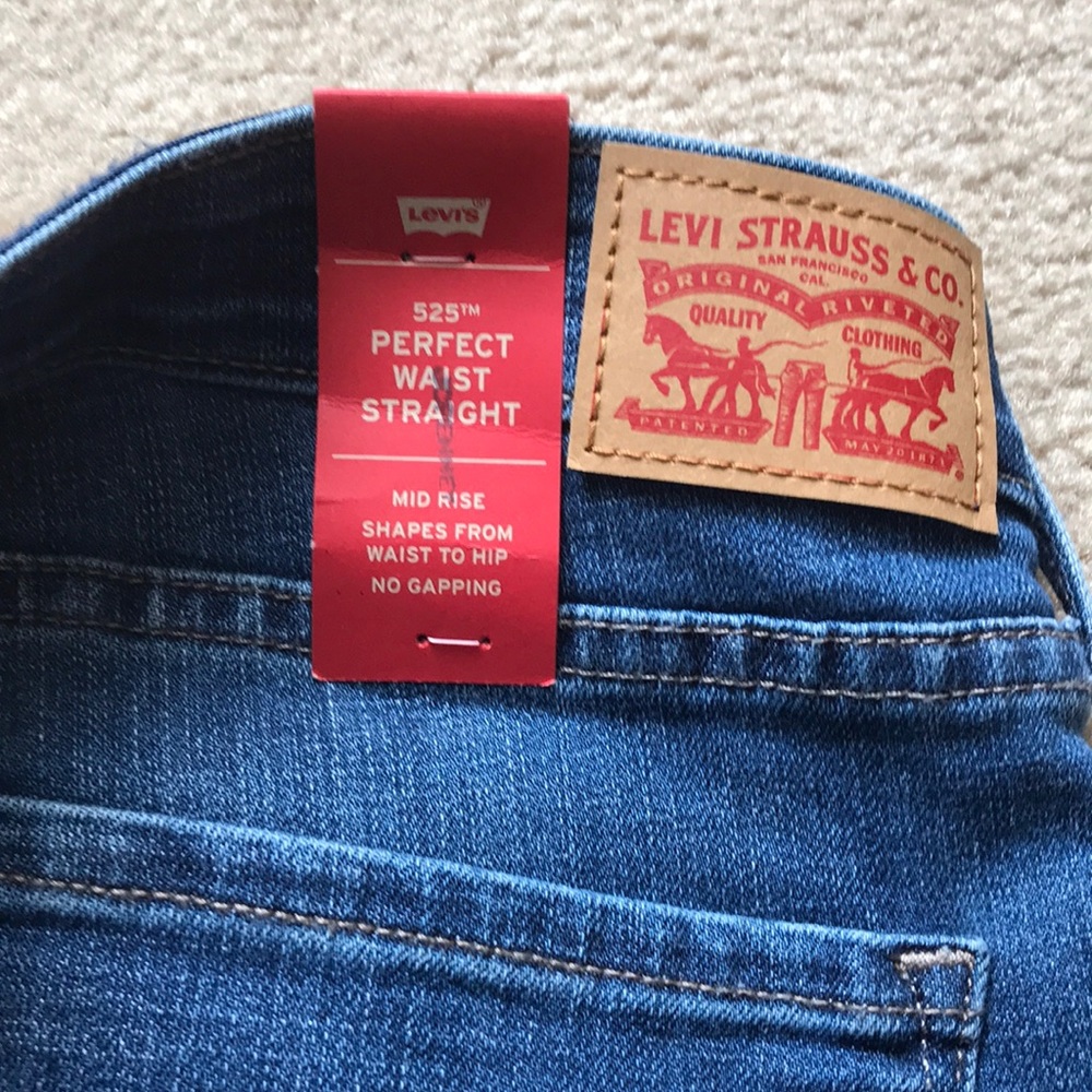 Levis 525 Womens jeans 18M, waist 34 length 32.